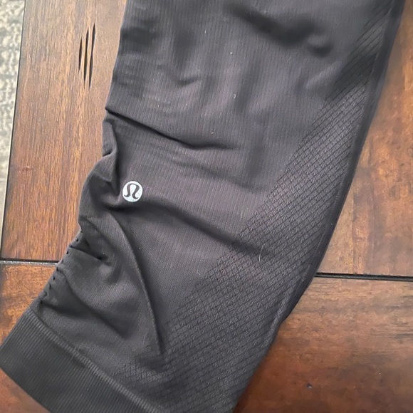 LULULEMON || Gray Crops - Picture 2 of 3